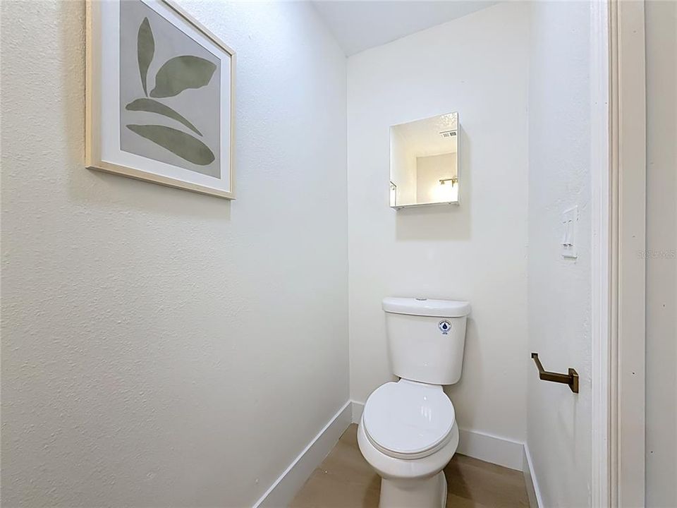 For Sale: $275,000 (6 beds, 2 baths, 1904 Square Feet)