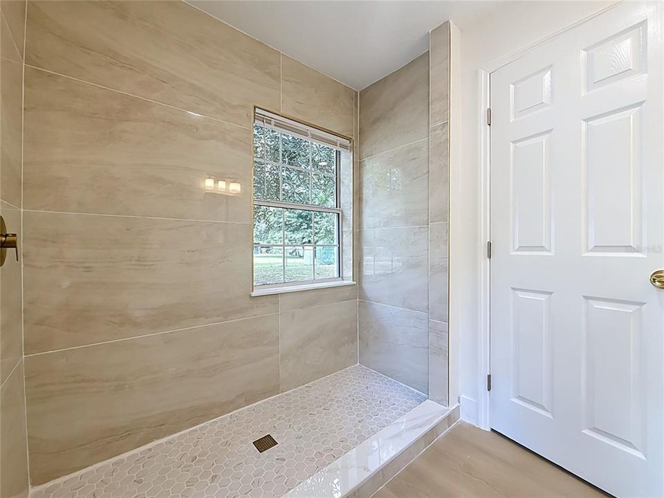 For Sale: $275,000 (6 beds, 2 baths, 1904 Square Feet)