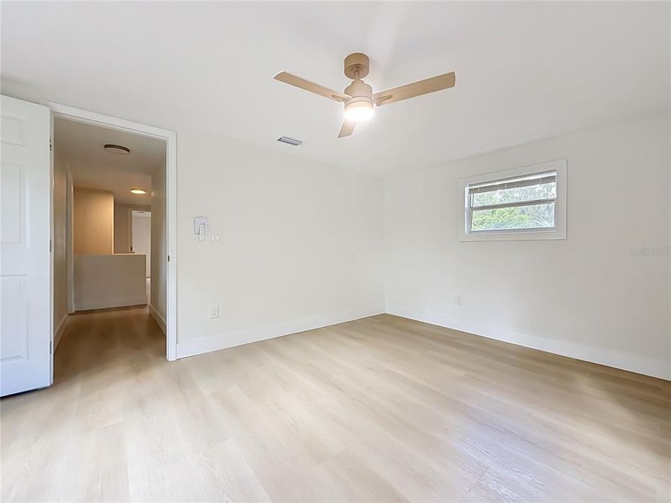 For Sale: $275,000 (6 beds, 2 baths, 1904 Square Feet)