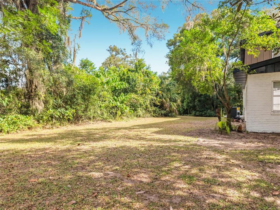 For Sale: $275,000 (6 beds, 2 baths, 1904 Square Feet)