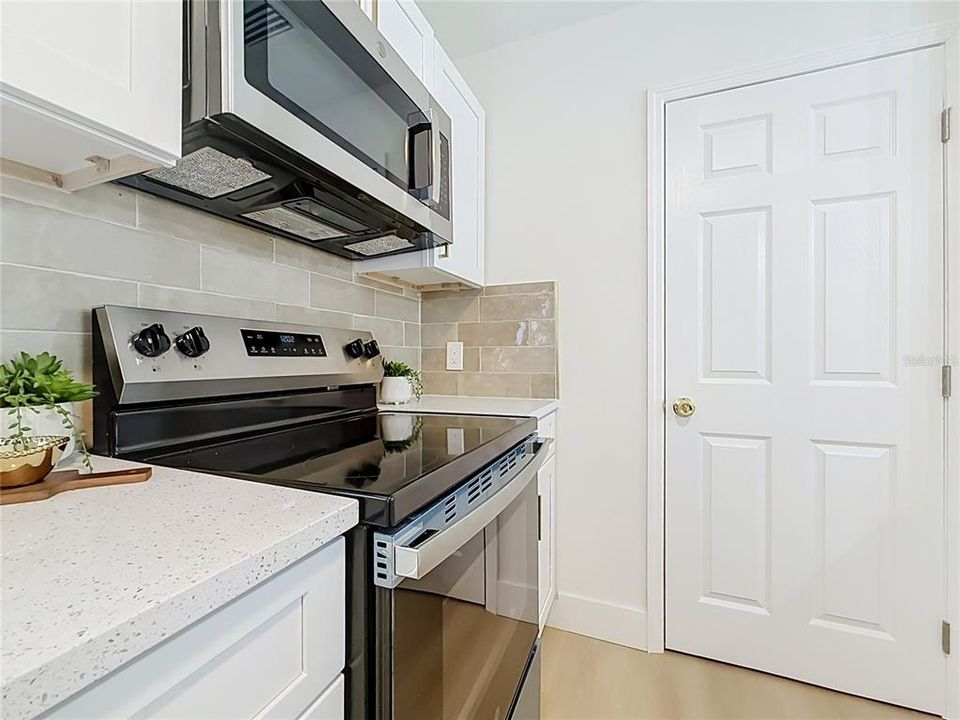 For Sale: $275,000 (6 beds, 2 baths, 1904 Square Feet)