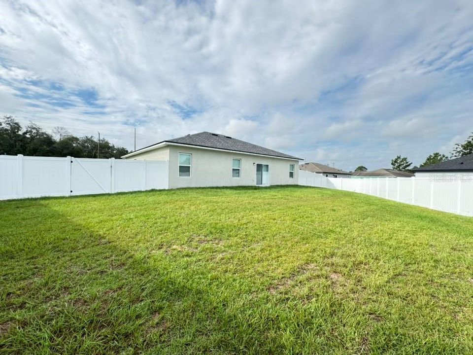 For Rent: $1,995 (4 beds, 2 baths, 1696 Square Feet)
