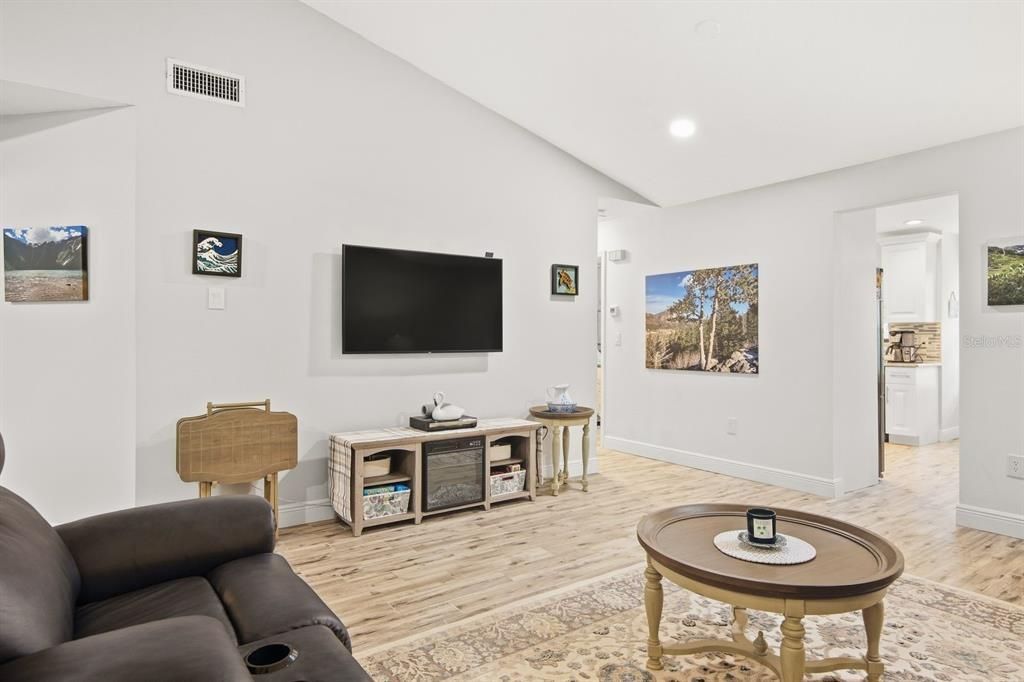 For Sale: $275,000 (2 beds, 2 baths, 1200 Square Feet)