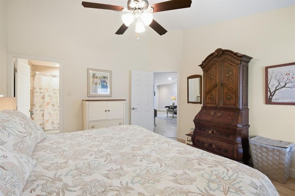 For Sale: $275,000 (2 beds, 2 baths, 1200 Square Feet)