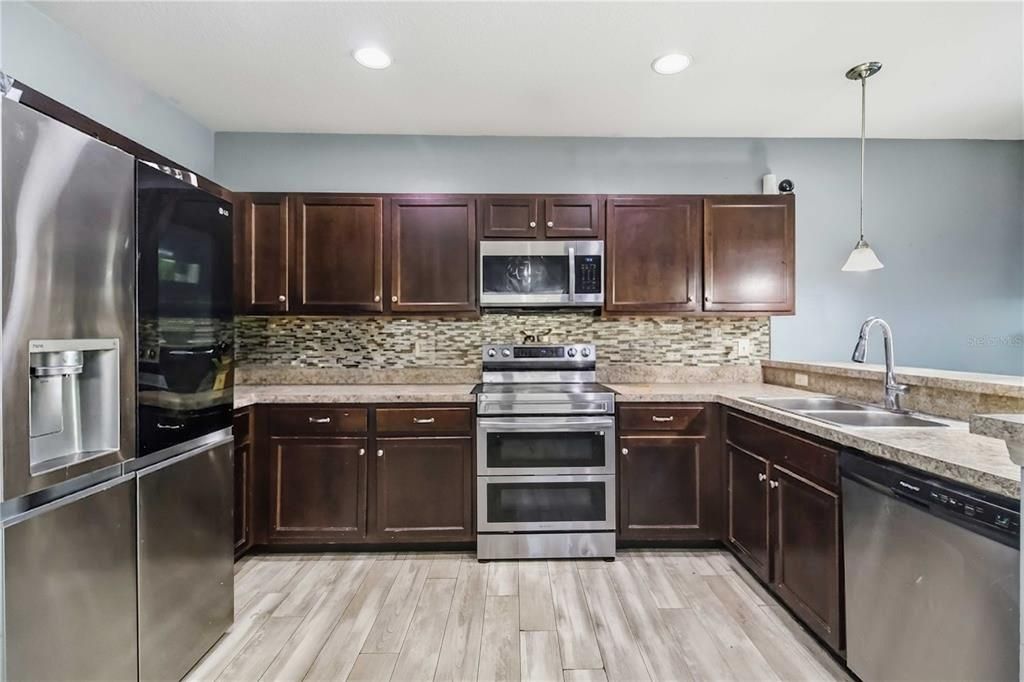 For Sale: $280,000 (3 beds, 2 baths, 1670 Square Feet)