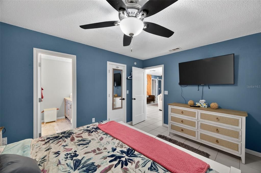 For Sale: $384,900 (3 beds, 2 baths, 1377 Square Feet)