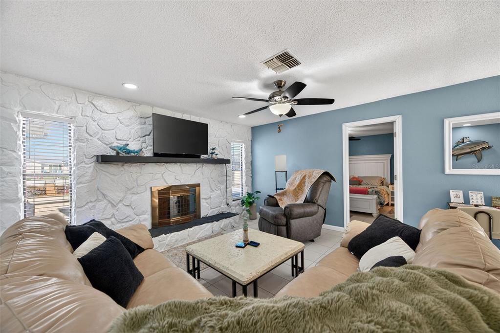 For Sale: $384,900 (3 beds, 2 baths, 1377 Square Feet)