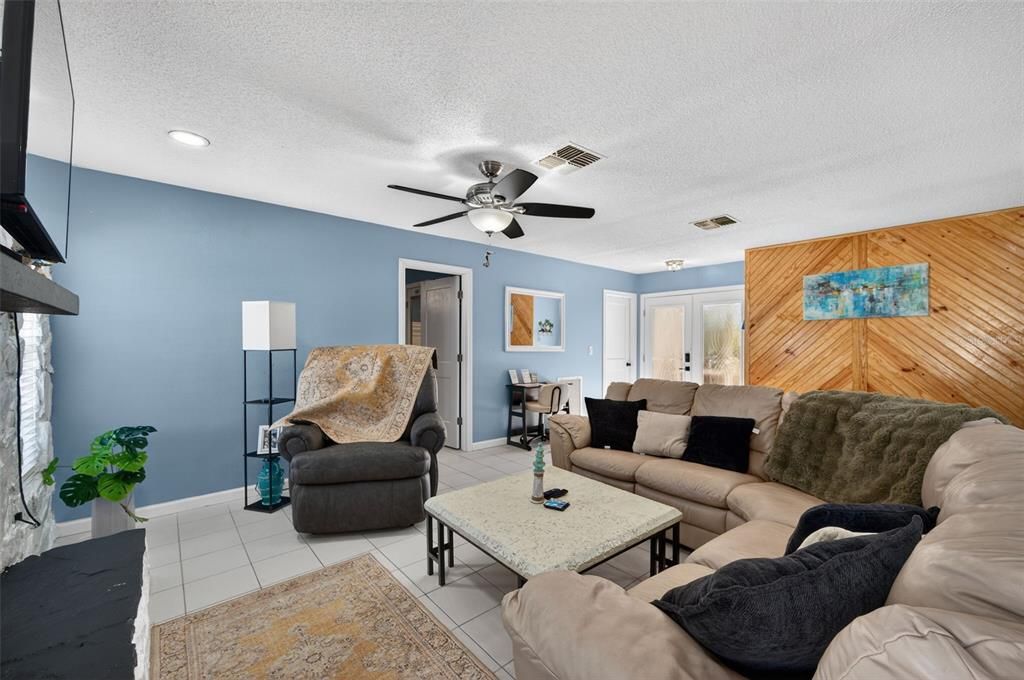 For Sale: $384,900 (3 beds, 2 baths, 1377 Square Feet)