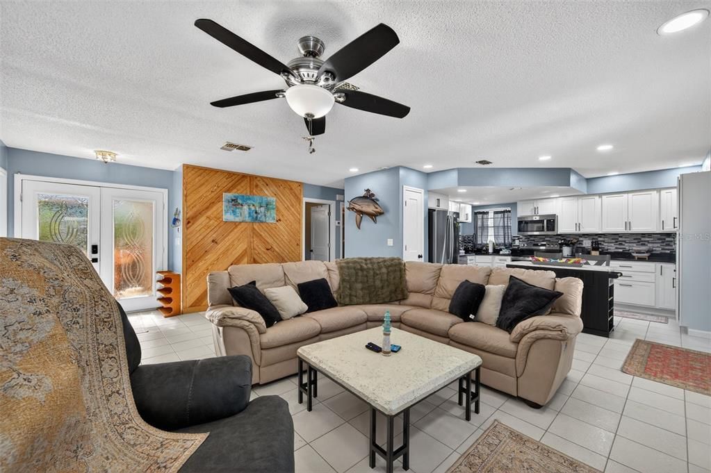 For Sale: $384,900 (3 beds, 2 baths, 1377 Square Feet)