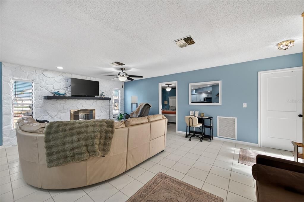 For Sale: $384,900 (3 beds, 2 baths, 1377 Square Feet)