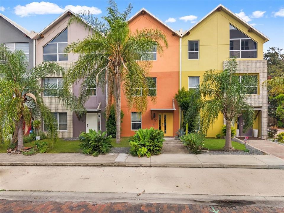 For Sale: $595,000 (3 beds, 3 baths, 1960 Square Feet)