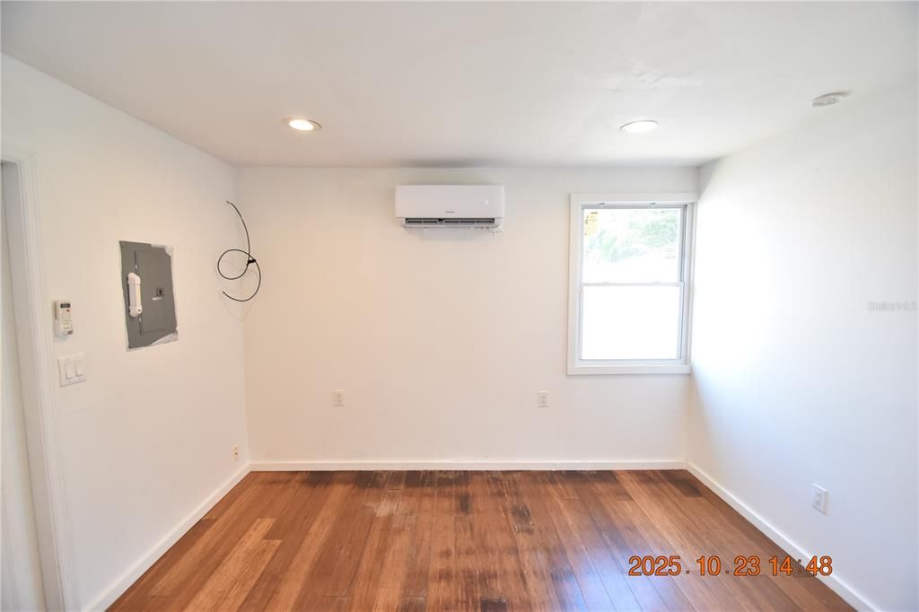 For Rent: $1,095 (0 beds, 1 baths, 300 Square Feet)