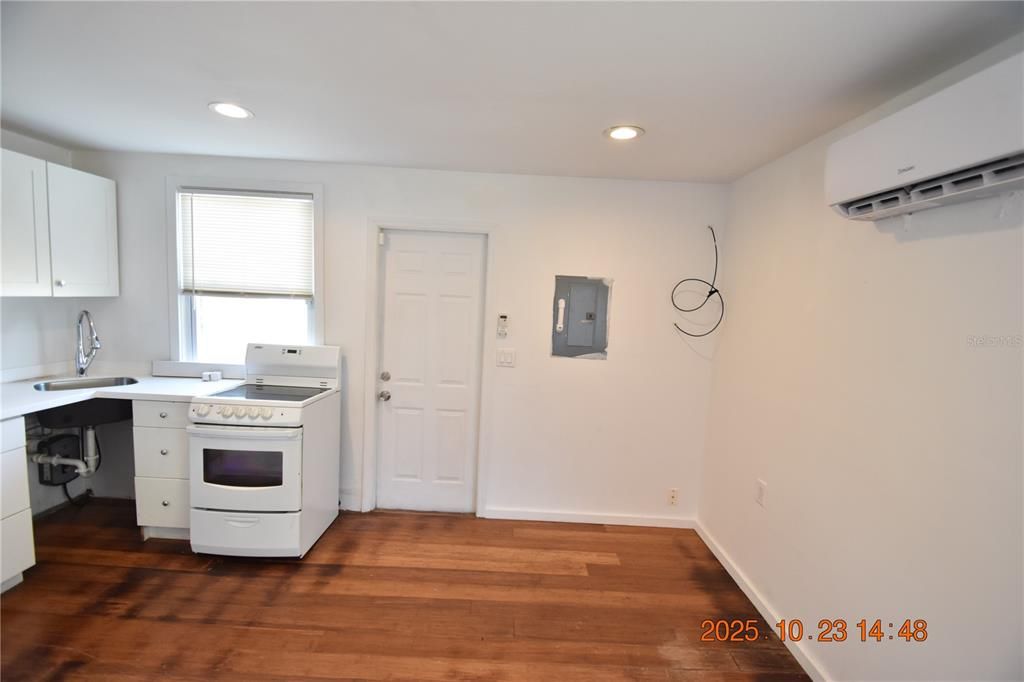 For Rent: $1,095 (0 beds, 1 baths, 300 Square Feet)