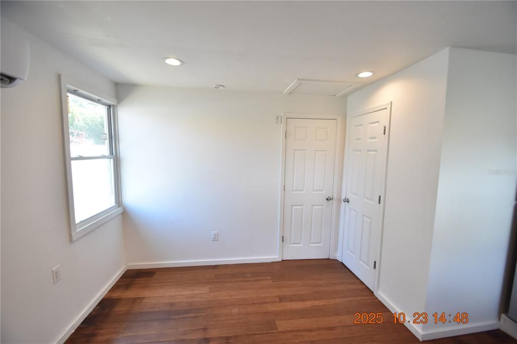 For Rent: $1,095 (0 beds, 1 baths, 300 Square Feet)