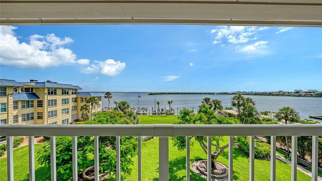 For Sale: $1,175,000 (3 beds, 3 baths, 2544 Square Feet)