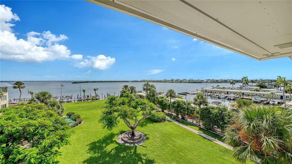 For Sale: $1,175,000 (3 beds, 3 baths, 2544 Square Feet)