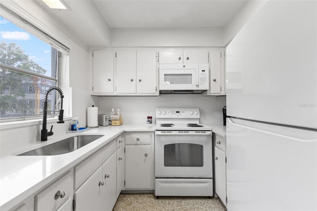 For Rent: $3,000 (2 beds, 2 baths, 1200 Square Feet)