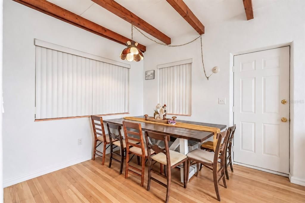 На продажу: $295,000 (2 спален, 1 ванн, 1070 Квадратных фут)