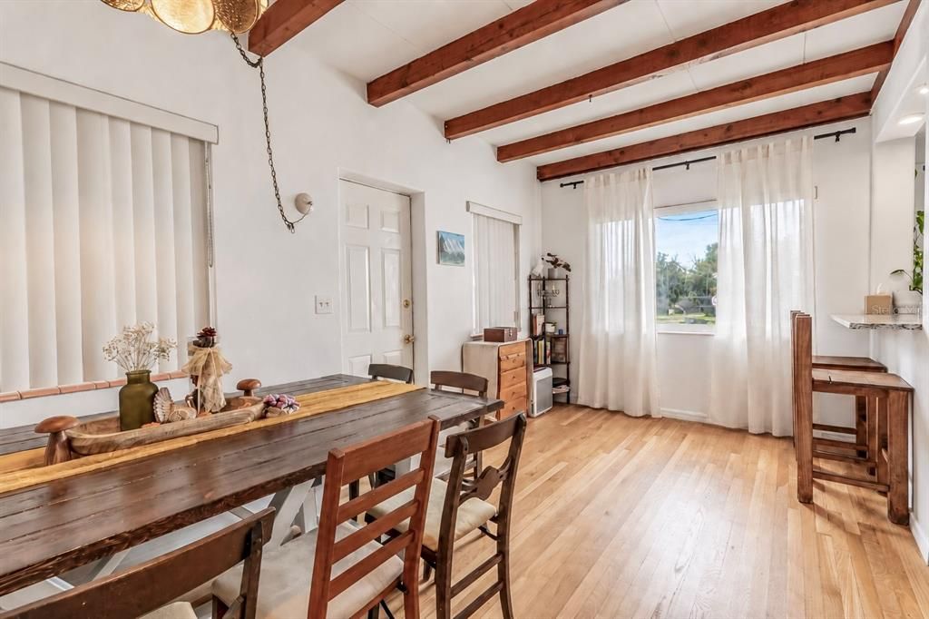 На продажу: $295,000 (2 спален, 1 ванн, 1070 Квадратных фут)