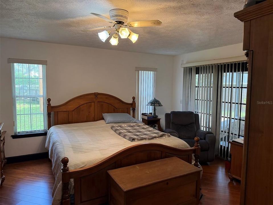 For Sale: $349,000 (3 beds, 2 baths, 1663 Square Feet)
