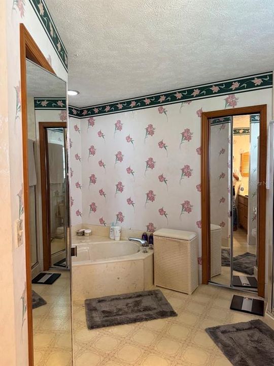For Sale: $349,000 (3 beds, 2 baths, 1663 Square Feet)