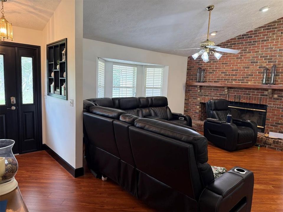 For Sale: $349,000 (3 beds, 2 baths, 1663 Square Feet)