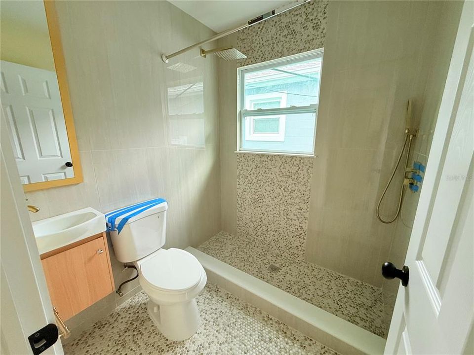 For Sale: $320,000 (3 beds, 2 baths, 825 Square Feet)