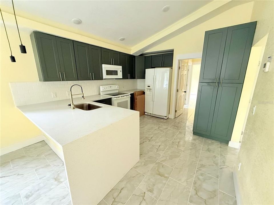 For Sale: $320,000 (3 beds, 2 baths, 825 Square Feet)
