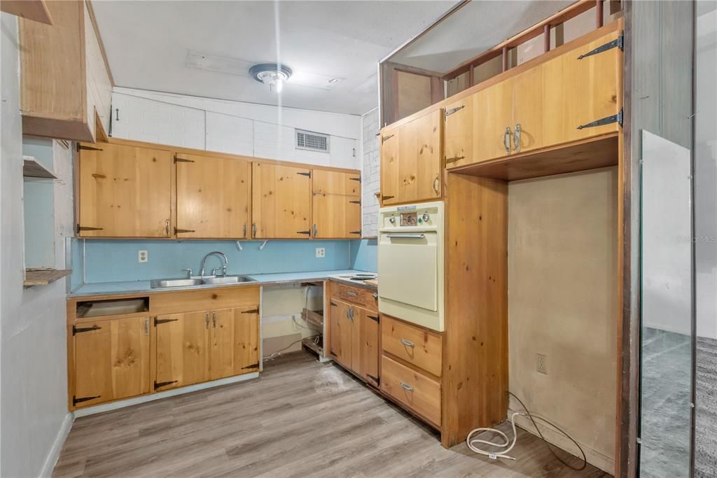 На продажу: $274,900 (3 спален, 1 ванн, 1306 Квадратных фут)
