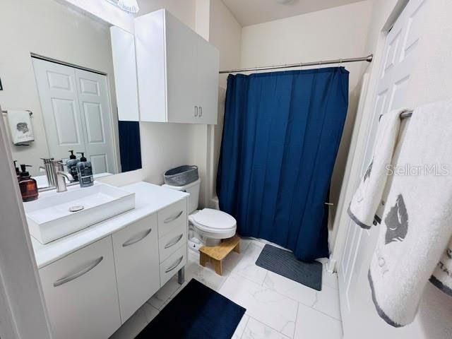 На продажу: $249,900 (2 спален, 2 ванн, 1070 Квадратных фут)