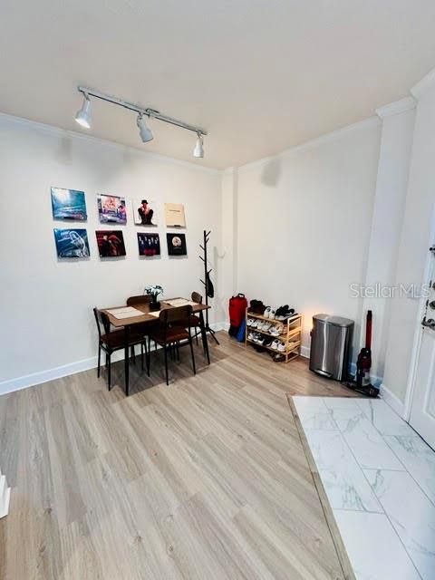 На продажу: $249,900 (2 спален, 2 ванн, 1070 Квадратных фут)