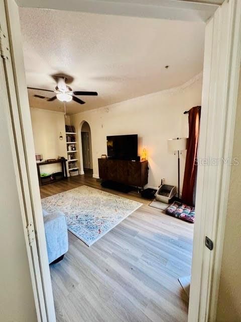 На продажу: $249,900 (2 спален, 2 ванн, 1070 Квадратных фут)