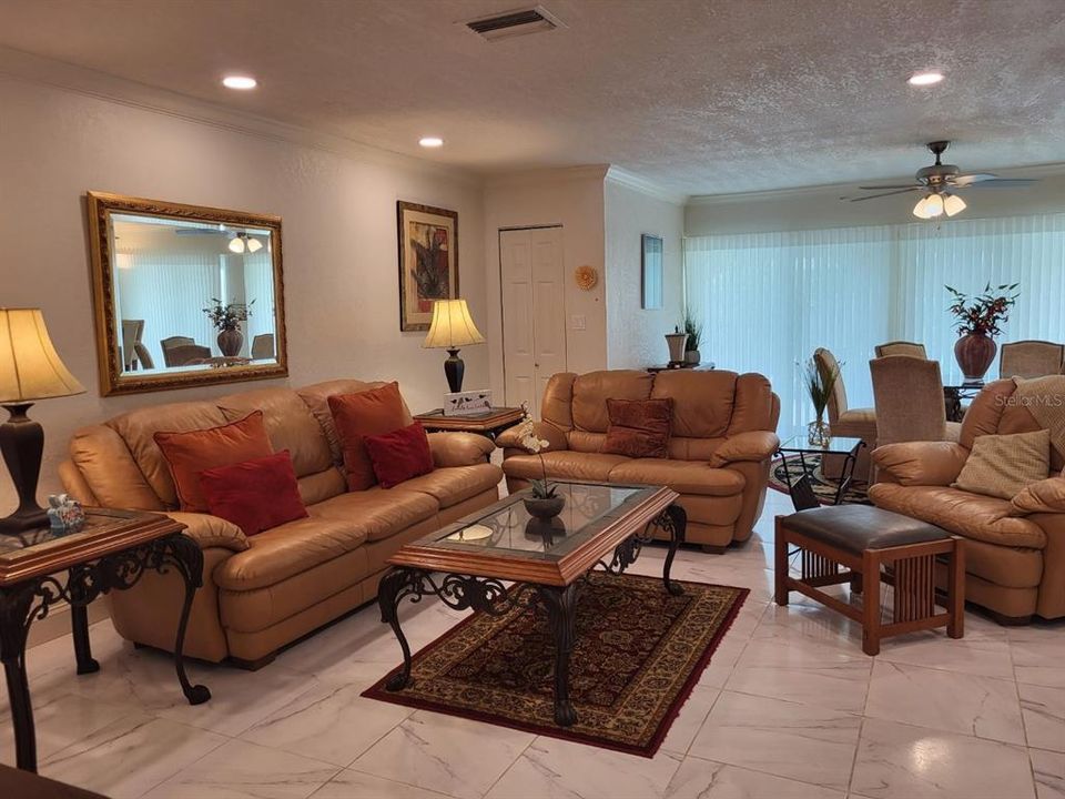 En Venta: $289,900 (2 camas, 2 baños, 1270 Pies cuadrados)