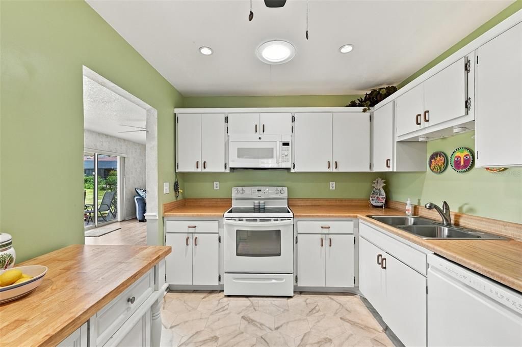 For Sale: $235,000 (2 beds, 2 baths, 1180 Square Feet)