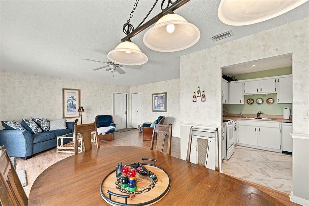 For Sale: $235,000 (2 beds, 2 baths, 1180 Square Feet)
