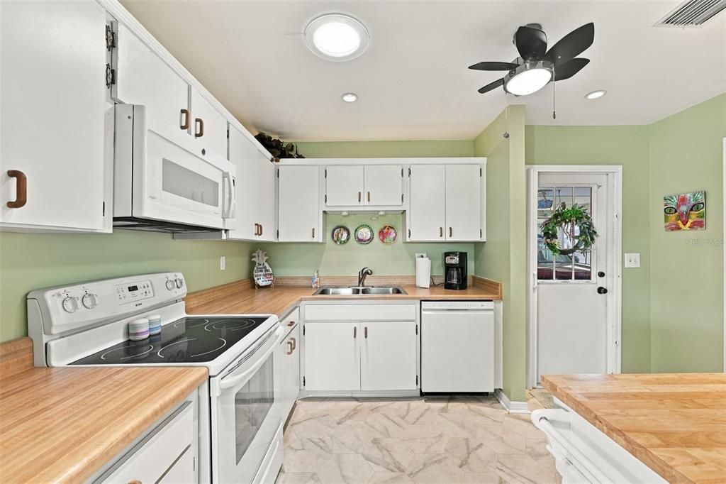 For Sale: $235,000 (2 beds, 2 baths, 1180 Square Feet)
