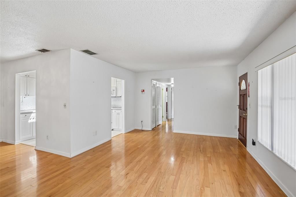 For Sale: $345,000 (4 beds, 2 baths, 1912 Square Feet)