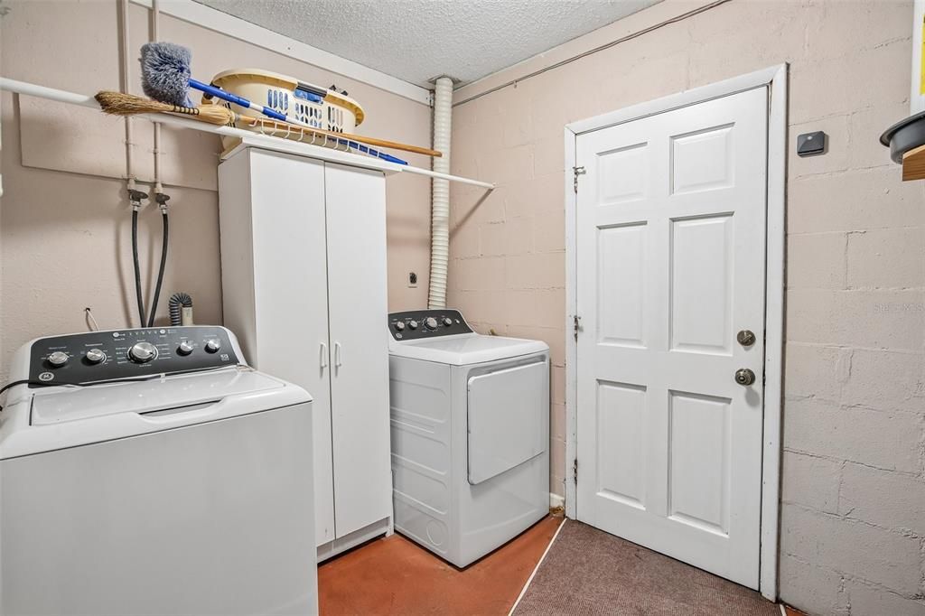 For Sale: $345,000 (4 beds, 2 baths, 1912 Square Feet)