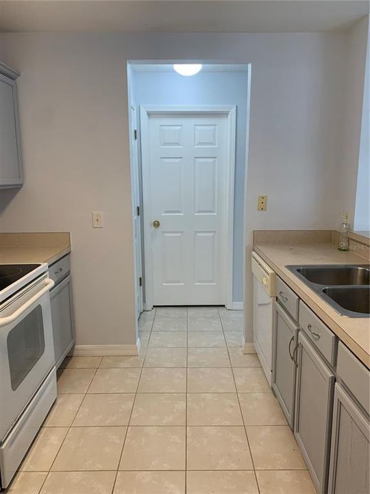 For Rent: $1,800 (3 beds, 2 baths, 1408 Square Feet)