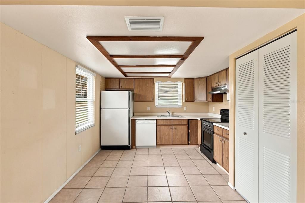 For Sale: $249,900 (2 beds, 2 baths, 1008 Square Feet)