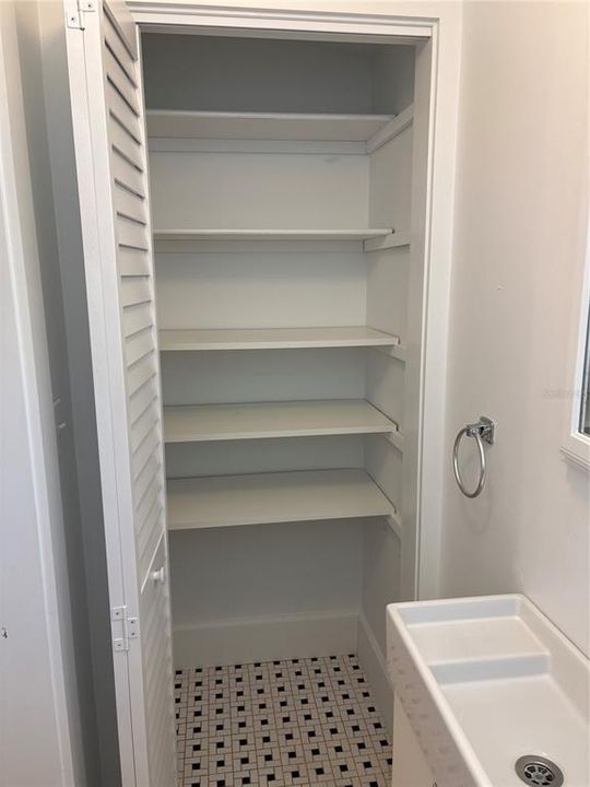 For Rent: $2,475 (2 beds, 1 baths, 728 Square Feet)