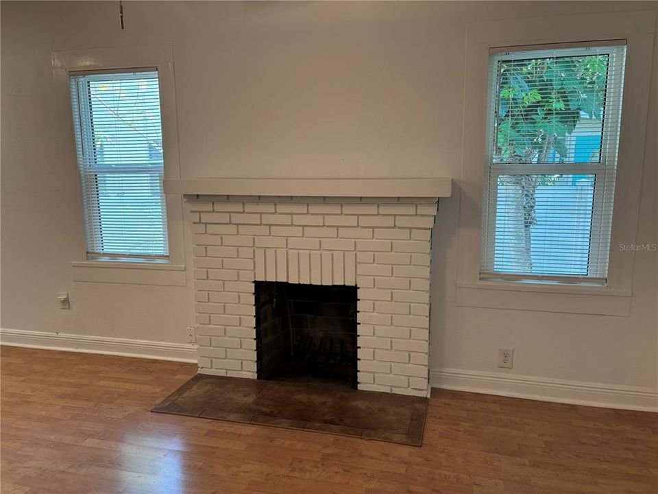 For Rent: $2,475 (2 beds, 1 baths, 728 Square Feet)