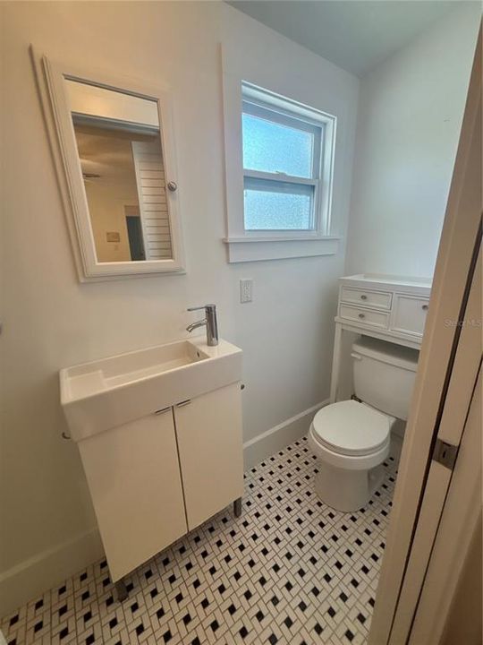 For Rent: $2,475 (2 beds, 1 baths, 728 Square Feet)