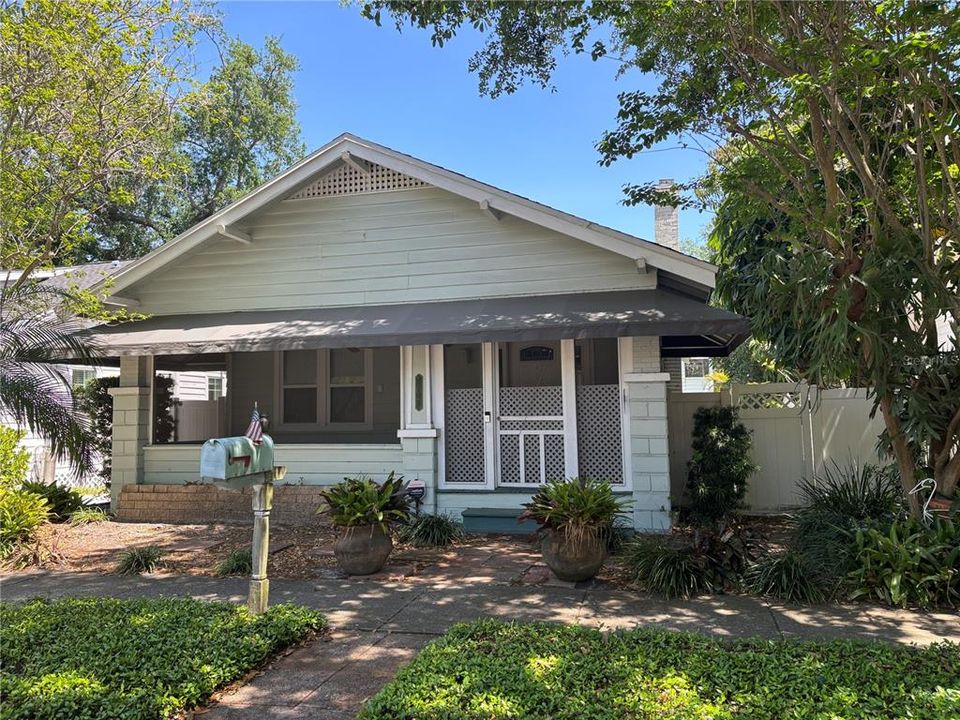For Rent: $2,475 (2 beds, 1 baths, 728 Square Feet)