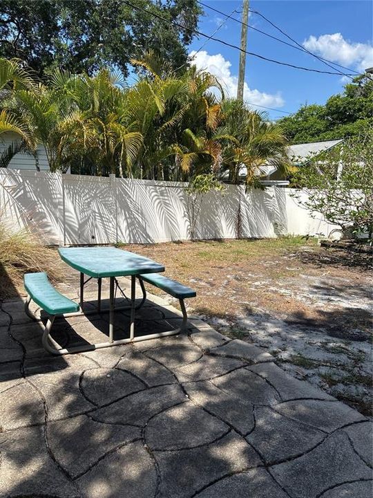 For Rent: $2,475 (2 beds, 1 baths, 728 Square Feet)