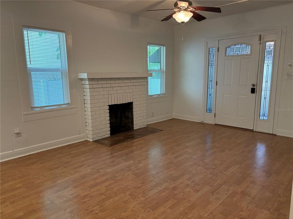 For Rent: $2,475 (2 beds, 1 baths, 728 Square Feet)