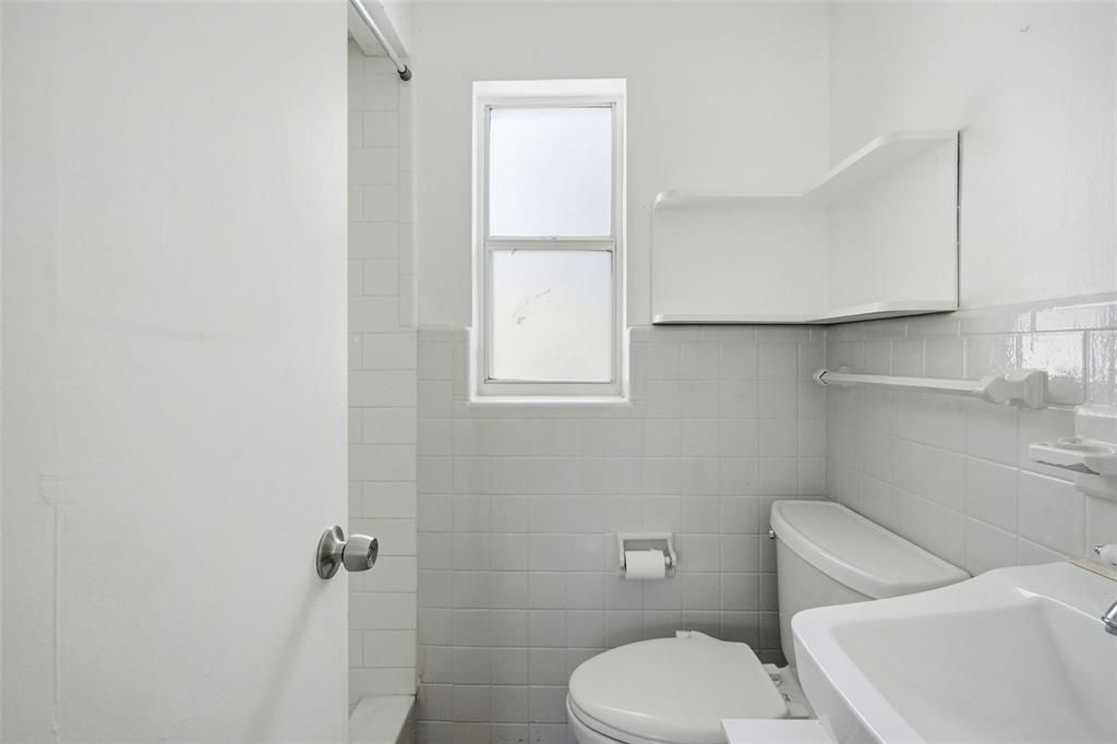 For Rent: $2,200 (3 beds, 2 baths, 1009 Square Feet)