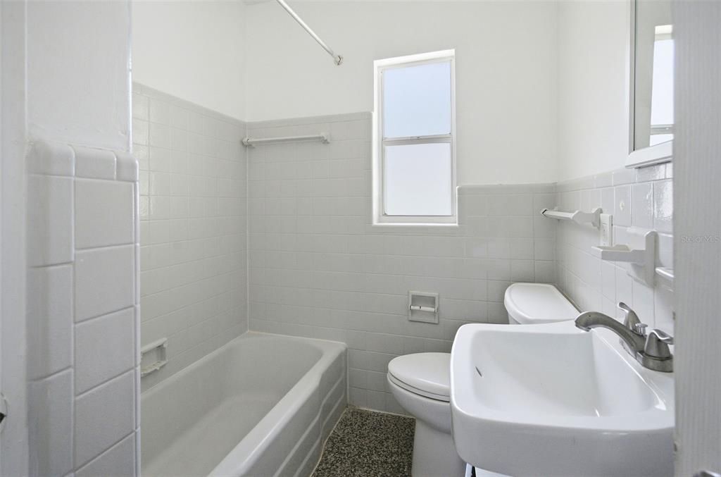 For Rent: $2,200 (3 beds, 2 baths, 1009 Square Feet)