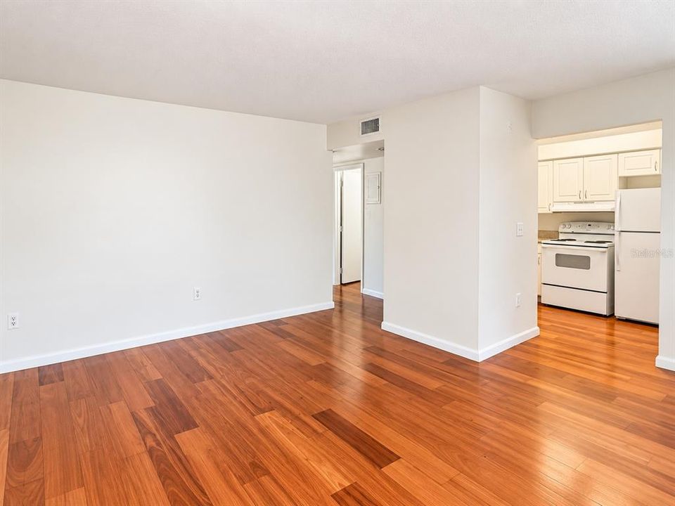 For Rent: $1,400 (3 beds, 2 baths, 700 Square Feet)