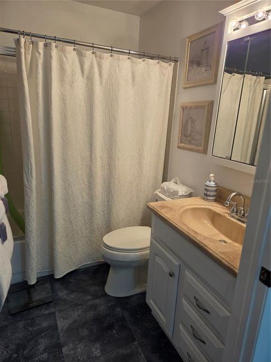 For Sale: $100,000 (2 beds, 2 baths, 915 Square Feet)